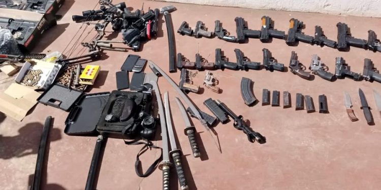 Two foreigners caught with weapons in Chimoio